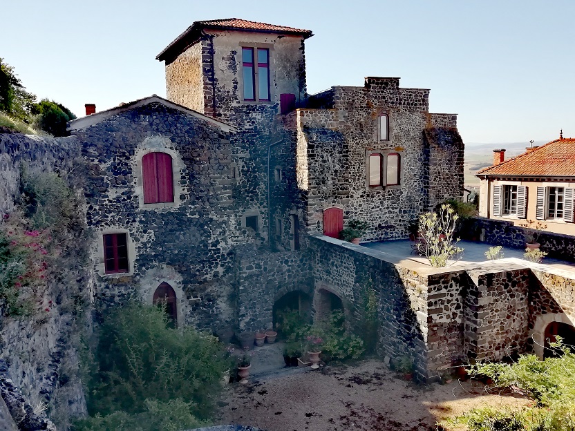 Balade romantique à Usson, l’un des plus beaux villages de France