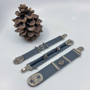 Bracelet en caoutchouc customisé, de 25€ à 35€ du plus fin au plus épais.