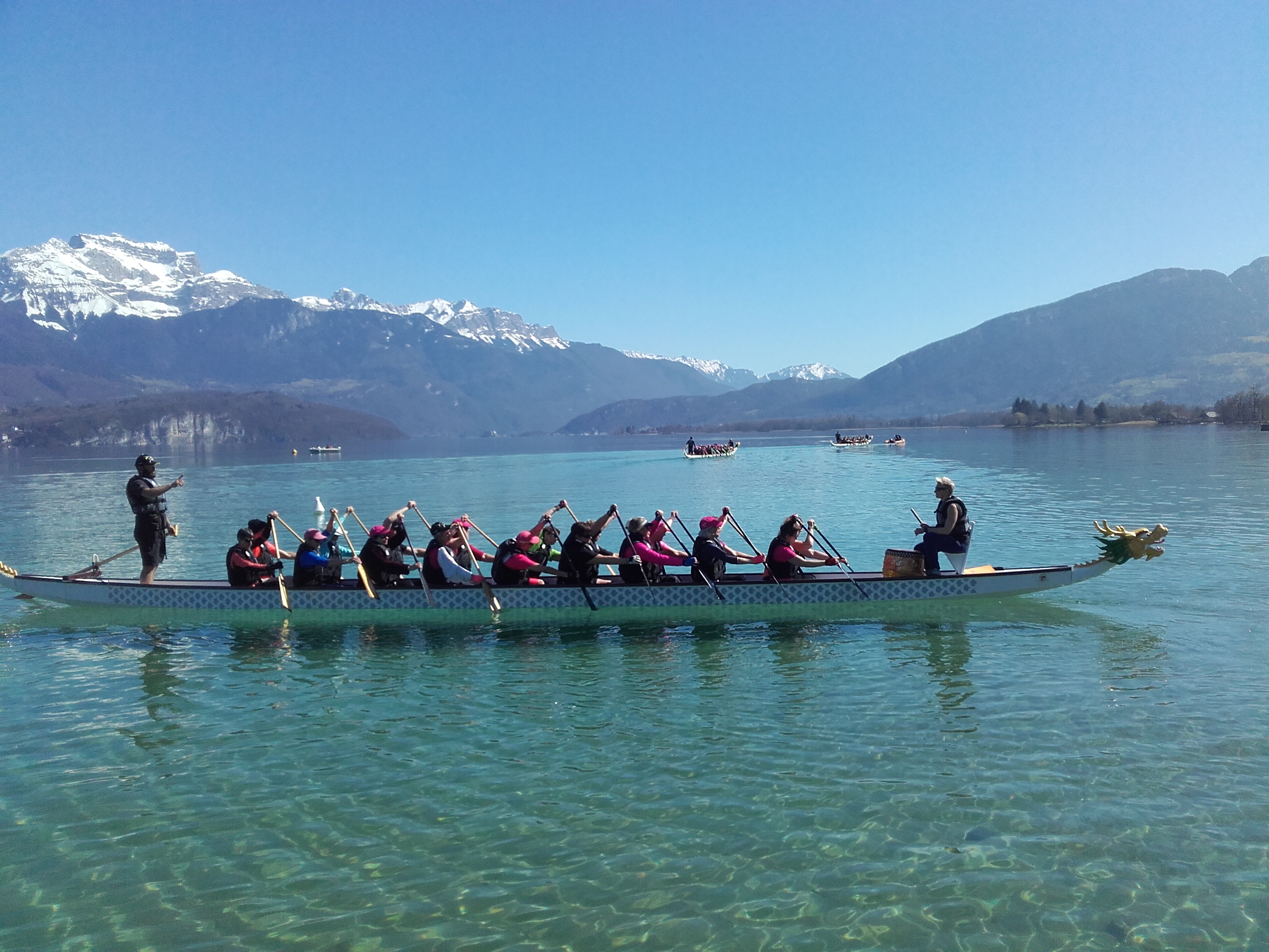 L'association Drôles de Rames s'entraînant sur le lac d'Annecy
