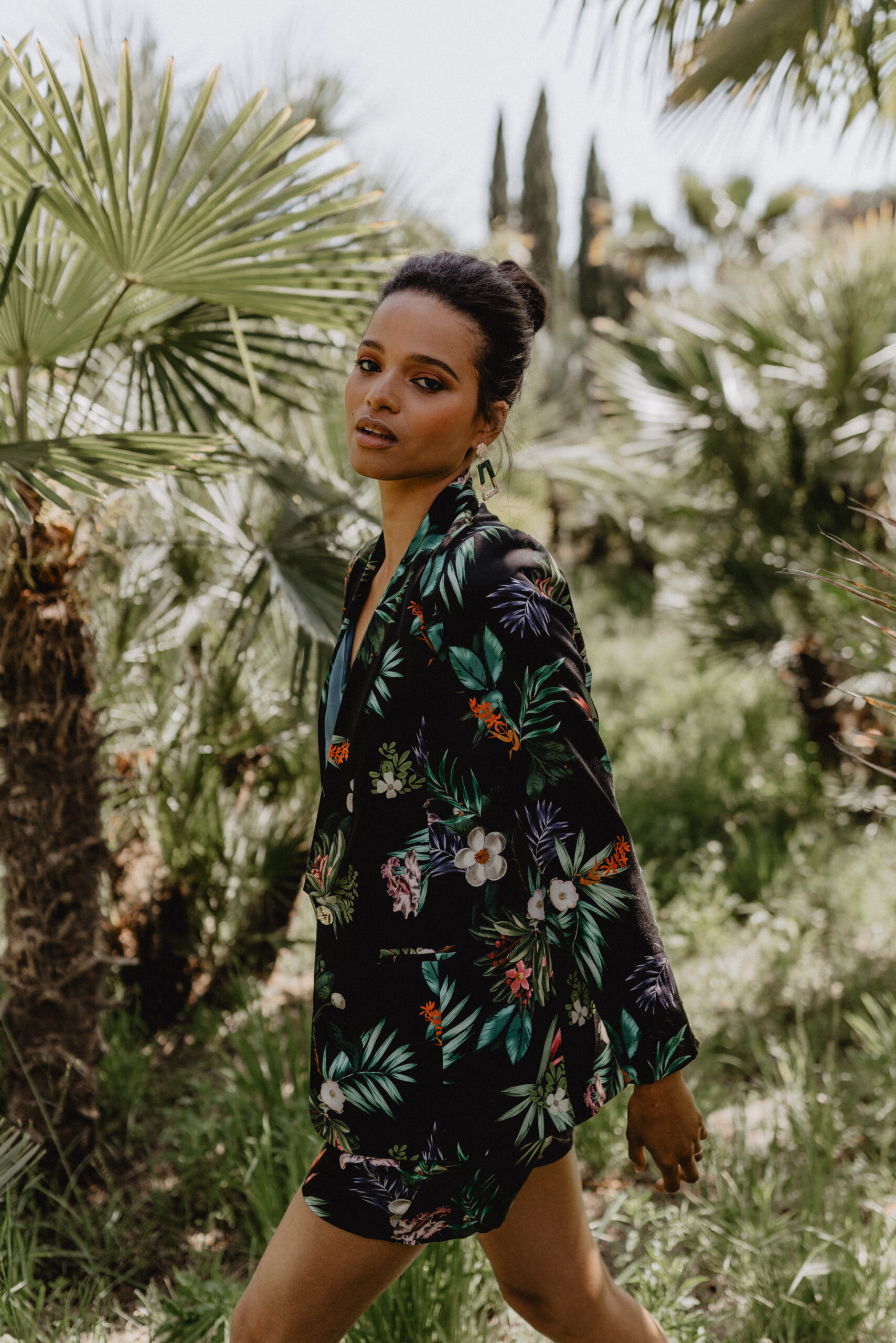 VESTE + SHORT = 405€  Veste 280€ Short125€_ 100% Tencel- doublure 100% acétate_Tailleur short tropical JANĒCIO - crédit photo Clarisse _ Johan