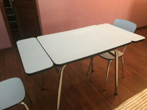 Table et chaise en formica