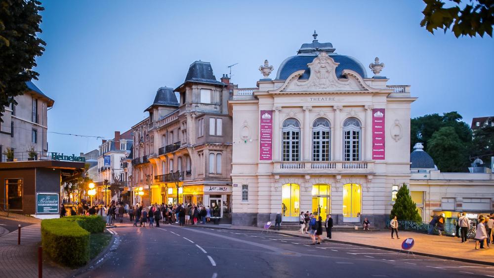 Derrière le rideau du théâtre de Châtel Guyon