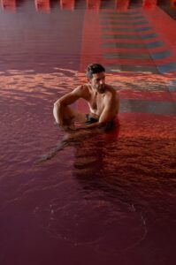 piscine spa homme dans l'eau Resort Thermal Ai╠êga_Aurat┬®Marielsa-NIELS