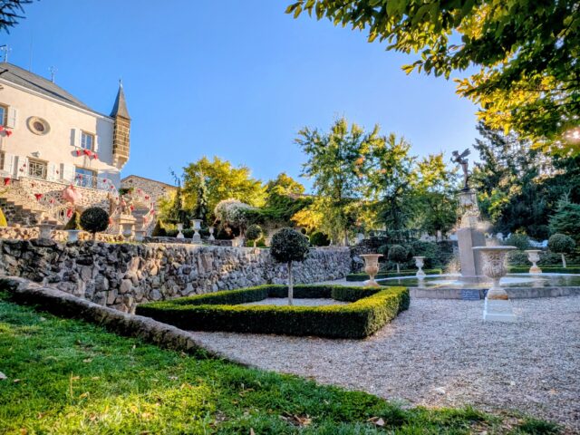 S’évader à Saint-Geneys-près-Saint-Paulien : village féérique qui fait battre les cœurs (rouges)