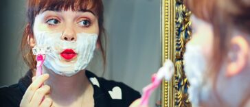 Révolution du poil femme qui se rase