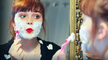 Révolution du poil femme qui se rase