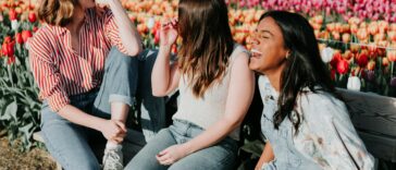 Catch up culture groupe filles banc