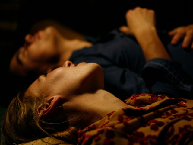 Beige Flag Couples : quand la tiédeur émotionnelle remplace la toxicité dans le couple