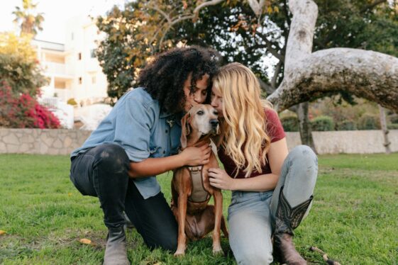 Pet parentalité couple avec chien