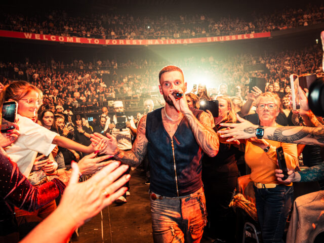 Adrénaline Tour : M. Pokora célèbre son parcours et son public « en haut des marches »