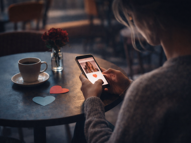 Ego-scrolling : pourquoi les applis de rencontre flattent… et fragilisent notre estime de soi