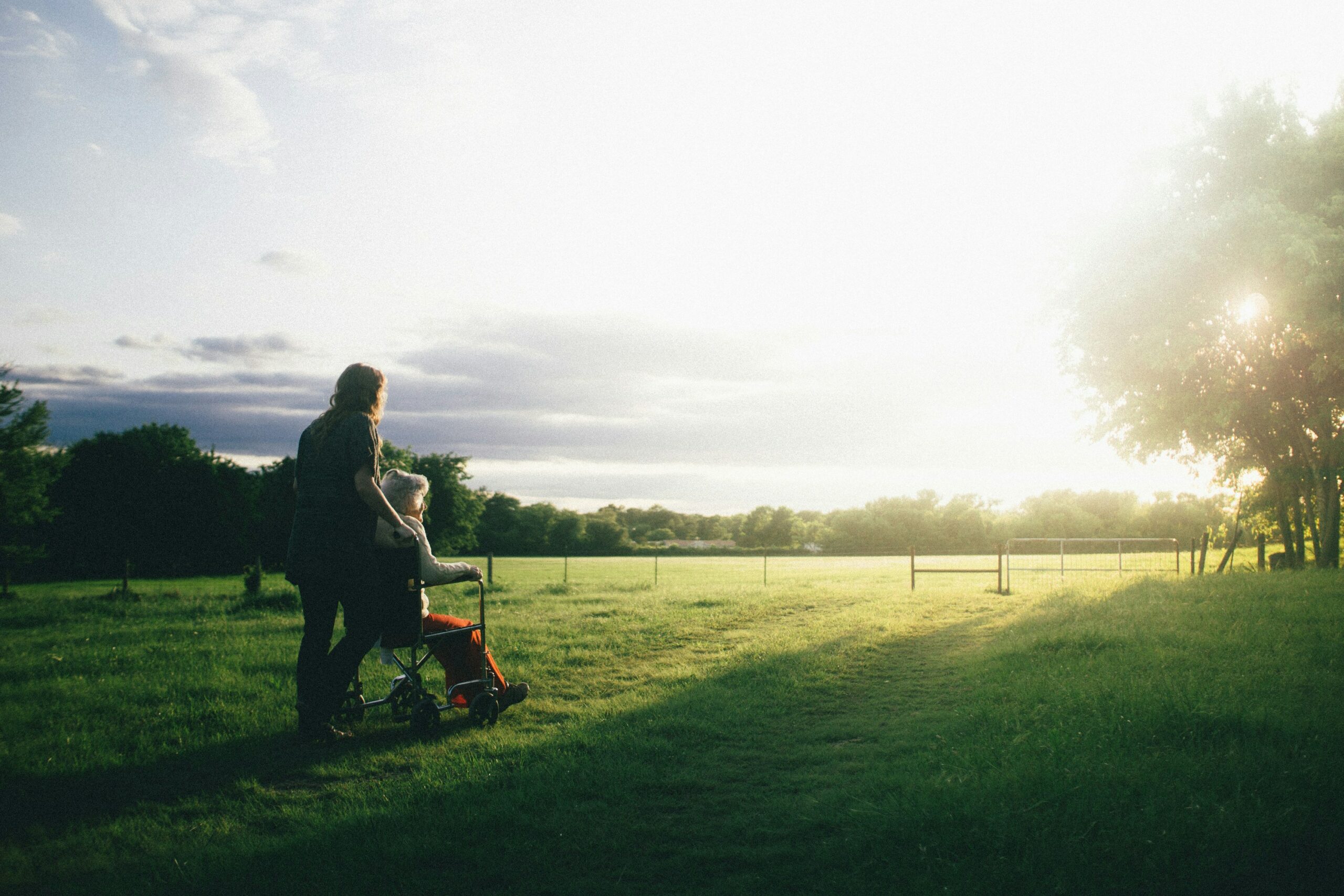 Photo aidantes avec fauteuil au soleil