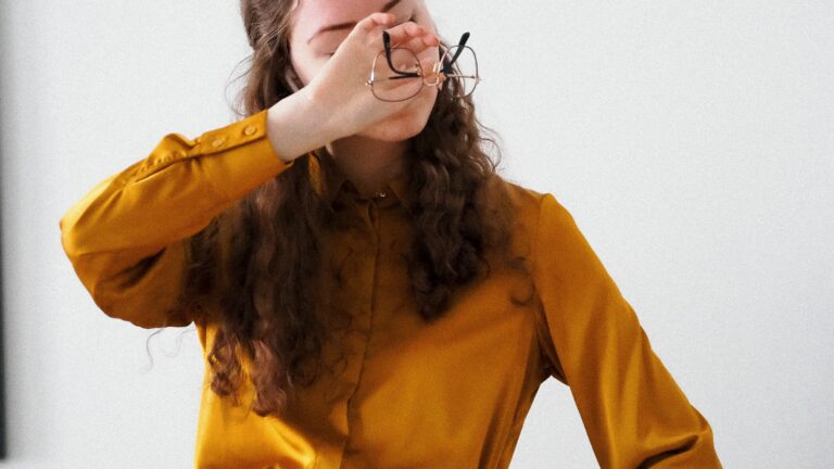 Crise de la concentration femme fatiguée