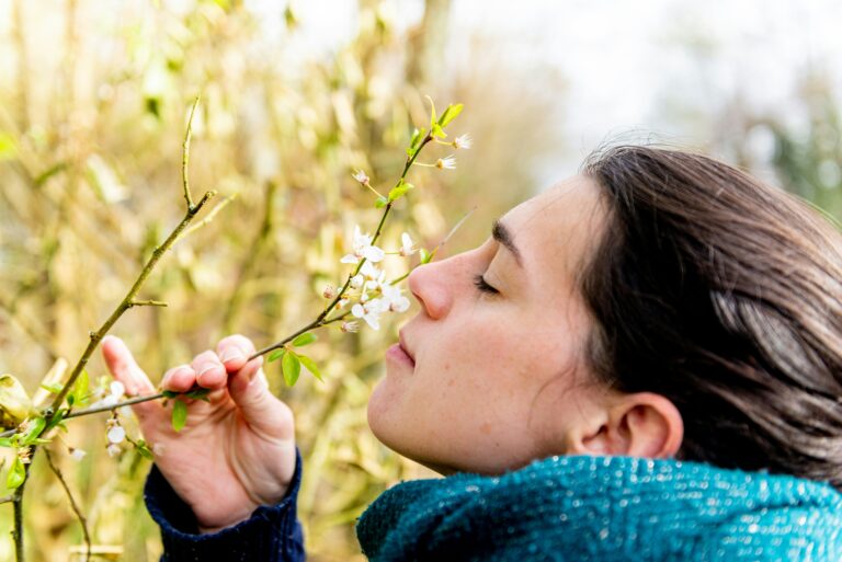 Crise de la concentration femme qui sent une fleur