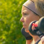 Sport après 50 ans femme avec haltères