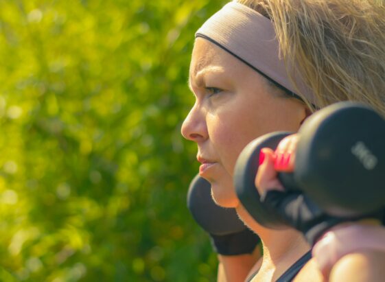 Sport après 50 ans femme avec haltères